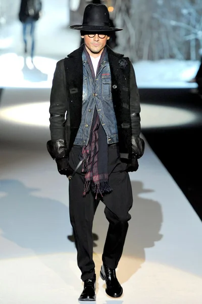 Look 16